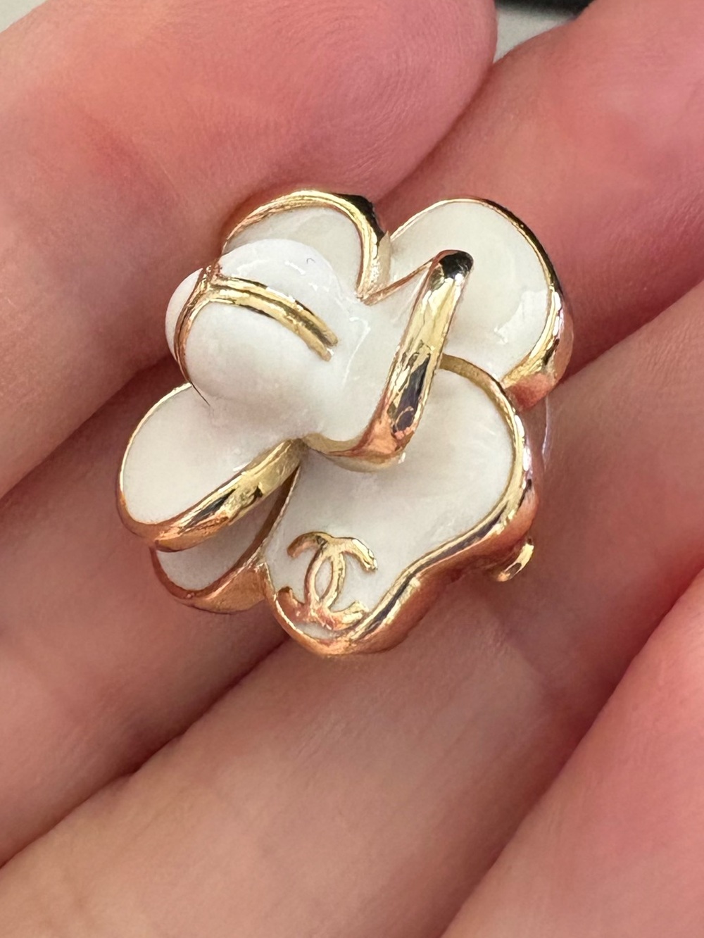 CHANEL White Camellia Flower Earrings with the box&bag. 20mm - Picture 5 of 13